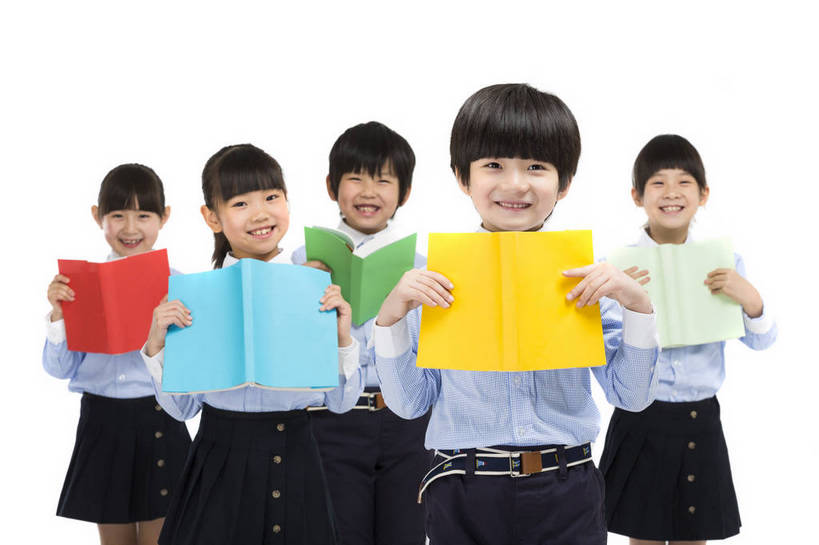 东方人,儿童,伙伴,学生,站,微笑,横图,彩色,室内,白天,留白,抠图,白色背景,正面,看书,快乐,友谊,幸福,北京,中国,五个人,学习,图片,小孩,小女孩,排队,站着,休闲,同学,校服,放松,可爱,童年,童趣,读书,摄影,成长,课本,活动,希望,好奇,未来,同伴,队形,乐观,天真,友情,男孩,男人,男性,女孩,女人,女性,亚洲人,中国人,孩子,站立,半身,影棚拍摄,男生,小学生,bj174
