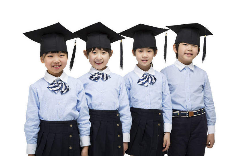 东方人,儿童,四个人,伙伴,学生,站,微笑,横图,彩色,室内,白天,留白,抠图,白色背景,正面,快乐,友谊,幸福,北京,中国,图片,小孩,小女孩,排队,站着,休闲,同学,校服,放松,可爱,童年,童趣,摄影,成长,活动,希望,好奇,未来,博士帽,同伴,队形,乐观,天真,友情,男孩,男人,男性,女孩,女人,女性,亚洲人,中国人,孩子,站立,半身,影棚拍摄,男生,小学生,bj174