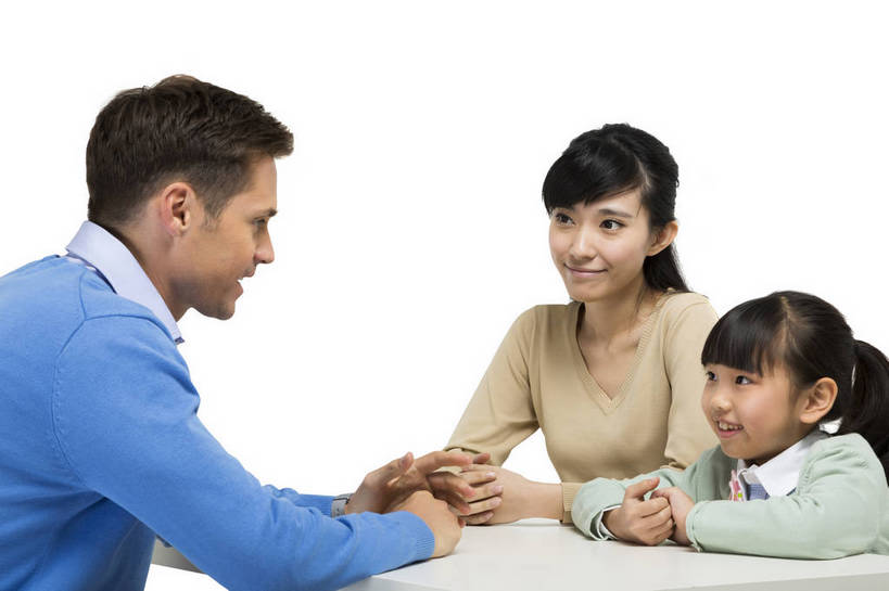 东方人,西方人,儿童,中年人,三个人,母亲,学生,教师,站,坐,横图,彩色,室内,白天,留白,抠图,白色背景,侧面,快乐,幸福,合作,北京,欧洲,中国,欧洲人,图片,休闲装,小孩,课桌,站着,母女,放松,可爱,美女,童年,童趣,自信,家长,外教,摄影,外国人,成长,希望,爱护,好奇,未来,成就,关爱,提问,咨询,辅导,乐观,教员,天真,自豪,男孩,男人,男性,年轻男性,年轻女性,女孩,女人,女性,白种人,美国人,亚洲人,中国人,孩子,年轻人,老师,站立,半身,影棚拍摄,先生,男生,师生,小学生,bj174