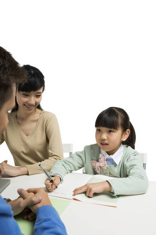 东方人,西方人,儿童,中年人,三个人,母亲,学生,教师,站,坐,竖图,彩色,室内,白天,留白,抠图,白色背景,正面,快乐,幸福,合作,北京,欧洲,中国,欧洲人,写字,图片,休闲装,小孩,背面,课桌,站着,母女,放松,可爱,美女,童年,童趣,自信,家长,外教,摄影,外国人,成长,希望,爱护,好奇,考试,未来,成就,关爱,测验,提问,咨询,辅导,答题,乐观,教员,天真,自豪,男孩,男人,男性,年轻男性,年轻女性,女孩,女人,女性,白种人,美国人,亚洲人,中国人,孩子,年轻人,老师,站立,半身,影棚拍摄,先生,男生,师生,小学生,bj174