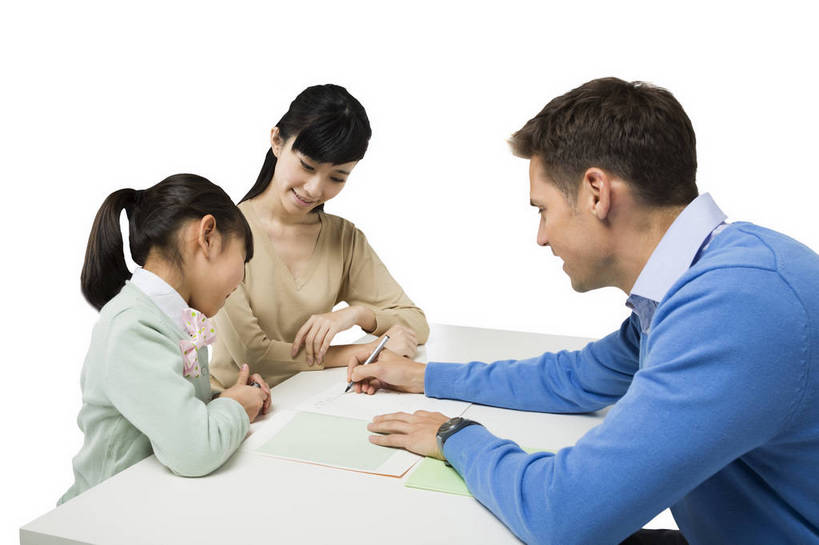 东方人,西方人,儿童,中年人,三个人,母亲,学生,教师,站,坐,横图,彩色,室内,白天,留白,抠图,白色背景,侧面,快乐,幸福,合作,北京,欧洲,中国,欧洲人,写字,图片,休闲装,小孩,课桌,站着,母女,放松,可爱,美女,童年,童趣,自信,家长,外教,摄影,外国人,成长,希望,爱护,好奇,考试,未来,成就,关爱,测验,提问,咨询,辅导,答题,乐观,教员,天真,自豪,男孩,男人,男性,年轻男性,年轻女性,女孩,女人,女性,白种人,美国人,亚洲人,中国人,孩子,年轻人,老师,站立,半身,影棚拍摄,先生,男生,师生,小学生,bj174