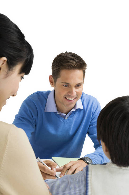 东方人,西方人,儿童,中年人,三个人,学生,教师,站,坐,竖图,彩色,室内,白天,留白,抠图,白色背景,侧面,快乐,幸福,合作,北京,欧洲,中国,欧洲人,写字,图片,休闲装,小孩,背面,课桌,站着,母子,放松,可爱,美女,童年,童趣,自信,家长,外教,摄影,外国人,成长,希望,爱护,好奇,考试,未来,成就,关爱,测验,提问,咨询,辅导,答题,乐观,教员,天真,自豪,男孩,男人,男性,年轻男性,年轻女性,女人,女性,白种人,美国人,亚洲人,中国人,孩子,年轻人,老师,站立,半身,影棚拍摄,先生,男生,师生,小学生,bj174