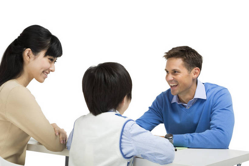 东方人,西方人,儿童,中年人,三个人,学生,教师,站,坐,横图,彩色,室内,白天,留白,抠图,白色背景,侧面,快乐,幸福,合作,北京,欧洲,中国,欧洲人,写字,图片,休闲装,小孩,背面,课桌,站着,母子,放松,可爱,美女,童年,童趣,自信,家长,外教,摄影,外国人,成长,希望,爱护,好奇,考试,未来,成就,关爱,测验,提问,咨询,辅导,答题,乐观,教员,天真,自豪,男孩,男人,男性,年轻男性,年轻女性,女人,女性,白种人,美国人,亚洲人,中国人,孩子,年轻人,老师,站立,半身,影棚拍摄,先生,男生,师生,小学生,bj174