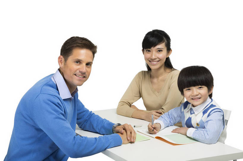 东方人,西方人,儿童,中年人,三个人,学生,教师,站,坐,横图,彩色,室内,白天,留白,抠图,白色背景,侧面,快乐,幸福,合作,北京,欧洲,中国,欧洲人,写字,图片,休闲装,小孩,课桌,站着,母子,放松,可爱,美女,童年,童趣,自信,家长,外教,摄影,外国人,成长,希望,爱护,好奇,考试,未来,成就,关爱,测验,提问,咨询,辅导,答题,乐观,教员,天真,自豪,男孩,男人,男性,年轻男性,年轻女性,女人,女性,白种人,美国人,亚洲人,中国人,孩子,年轻人,老师,站立,半身,影棚拍摄,先生,男生,师生,小学生,bj174