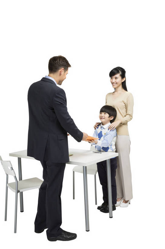 东方人,西方人,儿童,中年人,三个人,学生,教师,站,竖图,彩色,室内,白天,留白,抠图,白色背景,侧面,快乐,幸福,合作,北京,欧洲,中国,欧洲人,正装,图片,休闲装,小孩,课桌,站着,母子,放松,可爱,美女,童年,童趣,自信,家长,外教,摄影,外国人,成长,课本,希望,爱护,好奇,未来,成就,关爱,提问,咨询,辅导,乐观,教员,天真,自豪,男孩,男人,男性,年轻男性,年轻女性,女人,女性,白种人,美国人,亚洲人,中国人,孩子,年轻人,老师,站立,全身,影棚拍摄,西服,先生,男生,师生,小学生,bj174