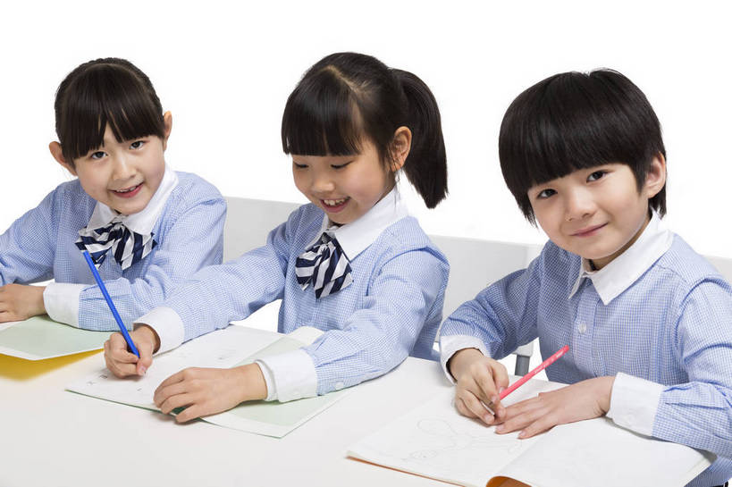 东方人,儿童,三个人,伙伴,学生,站,坐,横图,彩色,室内,白天,留白,抠图,白色背景,侧面,快乐,友谊,幸福,北京,中国,写字,学习,图片,小孩,小女孩,课桌,站着,同学,校服,放松,可爱,童年,童趣,摄影,成长,作业,希望,好奇,书写,考试,未来,同伴,答题,乐观,誊写,认真,天真,友情,男孩,男人,男性,女孩,女人,女性,亚洲人,中国人,孩子,站立,半身,影棚拍摄,男生,小学生,bj174