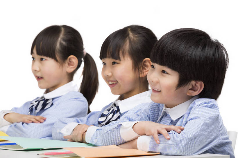 东方人,儿童,三个人,伙伴,学生,站,坐,横图,彩色,室内,白天,留白,抠图,白色背景,侧面,快乐,友谊,幸福,北京,中国,学习,图片,小孩,小女孩,课桌,站着,上课,同学,校服,放松,可爱,童年,童趣,摄影,成长,希望,好奇,未来,同伴,听讲,乐观,认真,天真,友情,男孩,男人,男性,女孩,女人,女性,亚洲人,中国人,孩子,站立,半身,影棚拍摄,男生,小学生,bj174