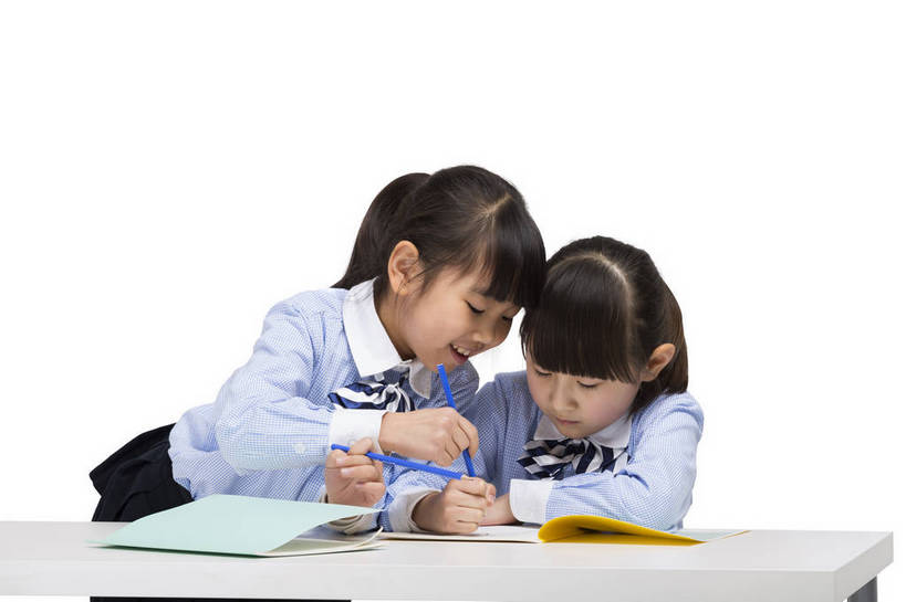 东方人,儿童,三个人,伙伴,学生,站,坐,横图,彩色,室内,白天,留白,抠图,白色背景,正面,快乐,友谊,幸福,北京,中国,写字,学习,图片,小孩,小女孩,课桌,站着,上课,同学,校服,放松,可爱,童年,童趣,摄影,成长,作业,希望,好奇,书写,未来,同伴,答题,乐观,誊写,认真,天真,友情,男孩,男人,男性,女孩,女人,女性,亚洲人,中国人,孩子,站立,半身,影棚拍摄,男生,小学生,bj174