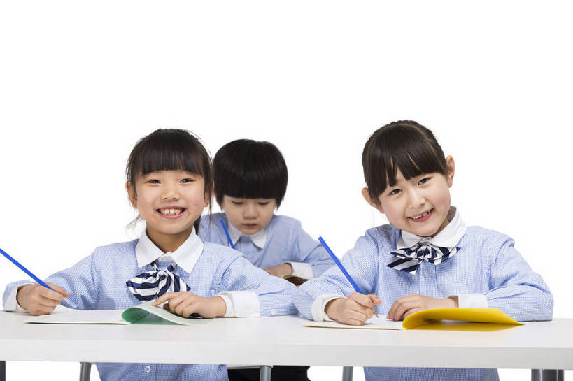 东方人,儿童,四个人,伙伴,学生,站,坐,横图,彩色,室内,白天,留白,抠图,白色背景,正面,快乐,友谊,幸福,北京,中国,写字,学习,图片,小孩,小女孩,课桌,站着,上课,同学,校服,放松,可爱,童年,童趣,摄影,成长,作业,希望,好奇,书写,未来,同伴,答题,乐观,誊写,认真,天真,友情,男孩,男人,男性,女孩,女人,女性,亚洲人,中国人,孩子,站立,半身,影棚拍摄,男生,小学生,bj174