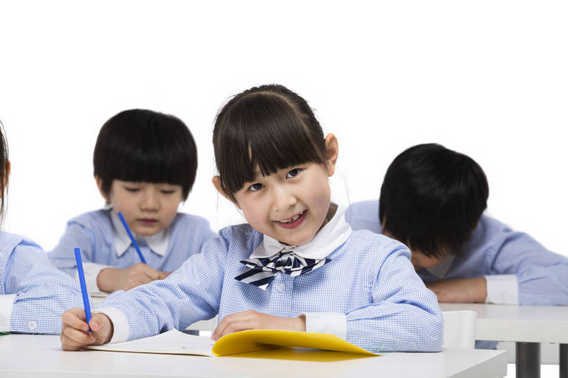 东方人,儿童,三个人,伙伴,学生,站,坐,横图,彩色,室内,白天,留白,抠图,白色背景,正面,快乐,友谊,幸福,北京,中国,写字,学习,图片,小孩,小女孩,课桌,站着,上课,同学,校服,放松,可爱,童年,童趣,摄影,成长,作业,希望,好奇,书写,未来,同伴,答题,乐观,誊写,认真,天真,友情,男孩,男人,男性,女孩,女人,女性,亚洲人,中国人,孩子,站立,半身,影棚拍摄,男生,小学生,bj174