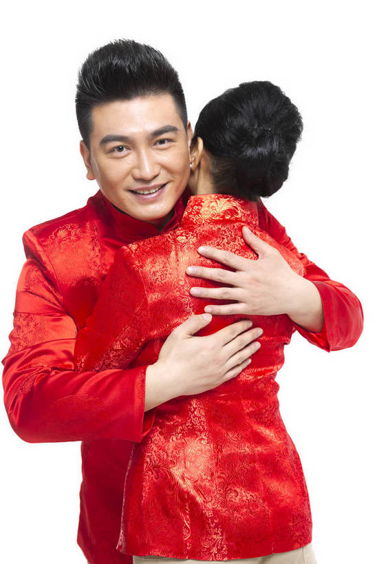 东方人,中年人,老年人,两个人,家庭,站,微笑,竖图,彩色,室内,白天,留白,抠图,白色背景,正面,民族服装,时尚,幸福,北京,中国,春节,新年,节日,庆祝,图片,文化,老人,背面,庆典,和谐,温馨,喜庆,母子,放松,摄影,生活方式,纪念,和睦,亲近,亲情,合家欢,欢聚一堂,乐观,老年女性,男人,男性,年轻男性,女人,女性,中年男性,亚洲人,中国人,年轻人,拥抱,半身,影棚拍摄,礼服,欢乐,红衣,唐装,传统节日,bj174