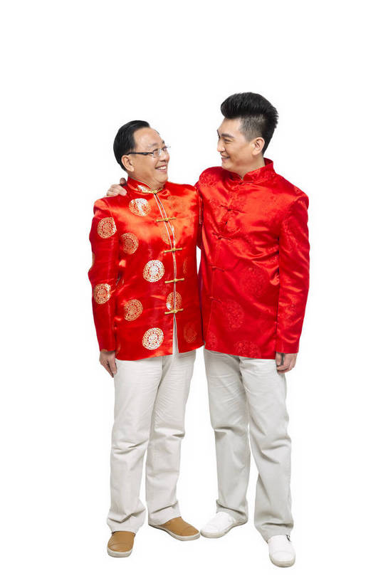 东方人,中年人,老年人,三个人,家庭,父母,站,微笑,竖图,彩色,室内,白天,留白,抠图,白色背景,正面,侧面,民族服装,聚会,时尚,幸福,北京,中国,春节,新年,节日,庆祝,图片,文化,老人,庆典,和谐,温馨,喜庆,放松,摄影,生活方式,纪念,和睦,亲近,亲情,合家欢,欢聚一堂,乐观,老年男性,男人,男性,年轻男性,中年男性,亚洲人,中国人,年轻人,全身,影棚拍摄,礼服,欢乐,红衣,唐装,传统节日,bj174