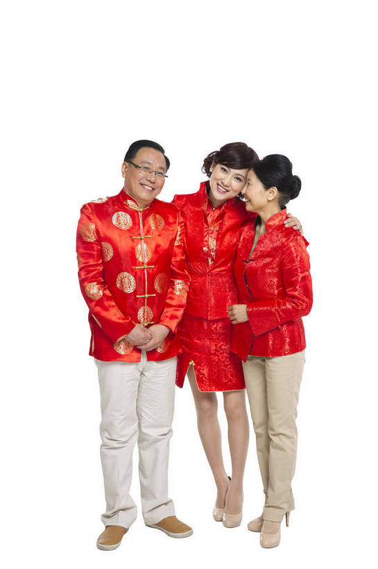 东方人,中年人,老年人,三个人,家庭,父母,站,微笑,竖图,彩色,室内,白天,留白,抠图,白色背景,正面,侧面,民族服装,聚会,时尚,幸福,北京,中国,春节,新年,节日,庆祝,图片,文化,老人,庆典,和谐,温馨,喜庆,放松,美女,摄影,生活方式,纪念,和睦,亲近,亲情,合家欢,欢聚一堂,乐观,老年男性,老年女性,男人,男性,年轻女性,女人,女性,亚洲人,中国人,年轻人,全身,影棚拍摄,礼服,欢乐,红衣,唐装,传统节日,bj174