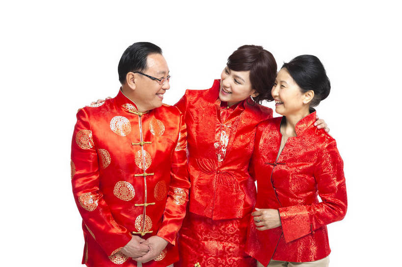东方人,中年人,老年人,三个人,家庭,父母,站,微笑,横图,彩色,室内,白天,留白,抠图,白色背景,正面,侧面,民族服装,聚会,时尚,幸福,北京,中国,春节,新年,节日,庆祝,图片,文化,老人,庆典,和谐,温馨,喜庆,放松,美女,摄影,生活方式,纪念,和睦,亲近,亲情,合家欢,欢聚一堂,乐观,老年男性,老年女性,男人,男性,年轻女性,女人,女性,亚洲人,中国人,年轻人,半身,影棚拍摄,礼服,欢乐,红衣,唐装,传统节日,bj174
