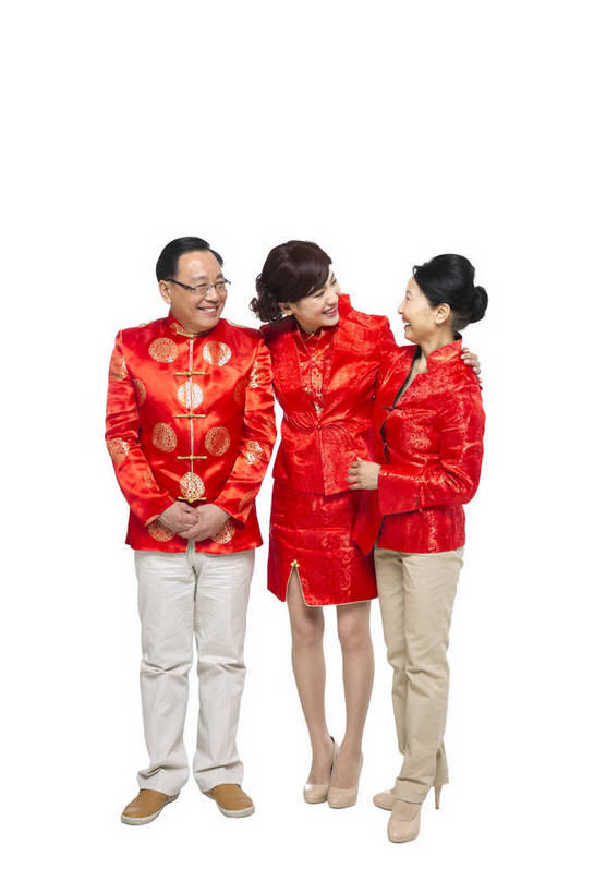 东方人,中年人,老年人,三个人,家庭,父母,站,微笑,竖图,彩色,室内,白天,留白,抠图,白色背景,正面,侧面,民族服装,聚会,时尚,幸福,北京,中国,春节,新年,节日,庆祝,图片,文化,老人,庆典,和谐,温馨,喜庆,放松,美女,摄影,生活方式,纪念,和睦,亲近,亲情,合家欢,欢聚一堂,乐观,老年男性,老年女性,男人,男性,年轻女性,女人,女性,亚洲人,中国人,年轻人,全身,影棚拍摄,礼服,欢乐,红衣,唐装,传统节日,bj174