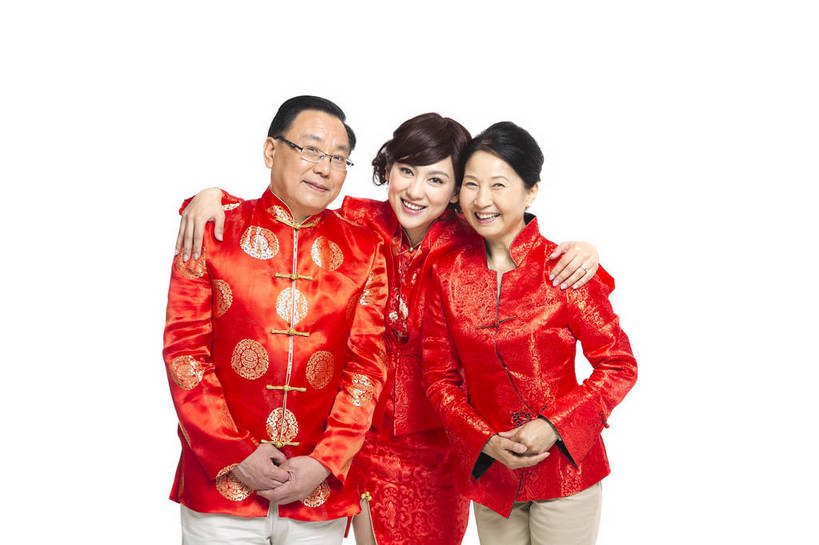 东方人,中年人,老年人,三个人,家庭,父母,站,微笑,横图,彩色,室内,白天,留白,抠图,白色背景,正面,民族服装,聚会,时尚,幸福,北京,中国,春节,新年,节日,庆祝,图片,文化,老人,庆典,和谐,温馨,喜庆,放松,美女,摄影,生活方式,纪念,和睦,亲近,亲情,合家欢,欢聚一堂,乐观,老年男性,老年女性,男人,男性,年轻女性,女人,女性,亚洲人,中国人,年轻人,半身,影棚拍摄,礼服,欢乐,红衣,唐装,传统节日,bj174
