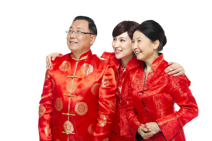东方人,中年人,老年人,三个人,家庭,父母,站,微笑,横图,彩色,室内,白天,留白,抠图,白色背景,正面,侧面,民族服装,聚会,时尚,幸福,北京,中国,春节,新年,节日,庆祝,图片,文化,老人,庆典,和谐,温馨,喜庆,放松,美女,摄影,生活方式,纪念,和睦,亲近,亲情,合家欢,欢聚一堂,乐观,老年男性,老年女性,男人,男性,年轻女性,女人,女性,亚洲人,中国人,年轻人,半身,影棚拍摄,礼服,欢乐,红衣,唐装,传统节日,bj174