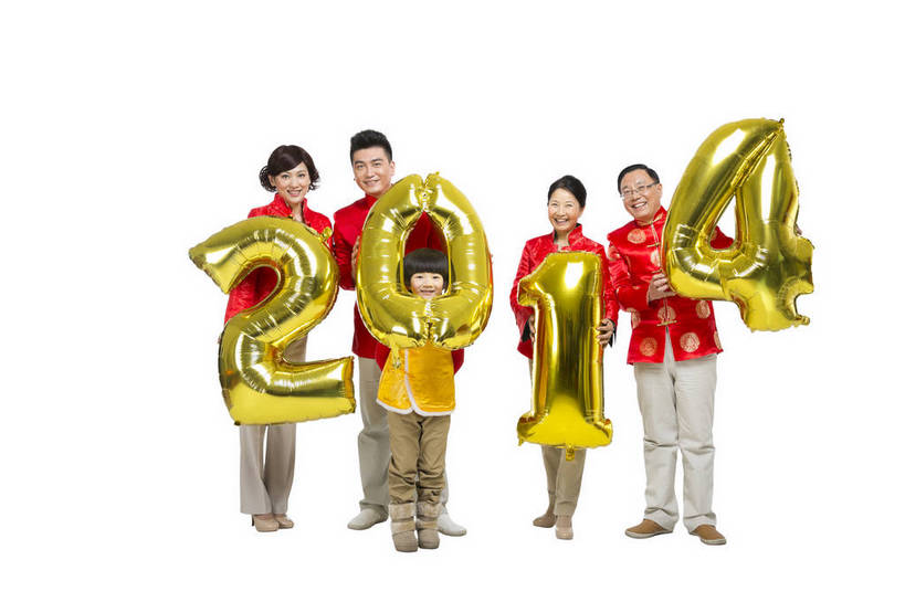 东方人,儿童,中年人,老年人,家庭,父母,祖父母,三代同堂,站,微笑,横图,彩色,室内,白天,留白,抠图,白色背景,正面,民族服装,聚会,时尚,游戏,快乐,幸福,玩具,北京,中国,春节,新年,五个人,触手,节日,庆祝,数字,图片,许多人,玩,文化,娱乐,祖孙三代,老人,小孩,气球,站着,一群人,庆典,休闲,和谐,温暖,温馨,喜庆,一家人,充气玩具,放松,可爱,美女,童年,童趣,益智,摄影,生活方式,活动,纪念,希望,和睦,拉着,发泄,消遣,智力,亲近,亲情,氢气球,合家欢,欢聚一堂,宣泄,乐观,天真,老年男性,老年女性,男孩,男人,男性,年轻男性,年轻女性,女人,女性,中年男性,亚洲人,中国人,孩子,年轻人,全家福,玩耍,嬉戏,站立,全身,影棚拍摄,礼服,欢乐,氦气球,铝箔气球,铝膜,铝膜气球,铝膜制品,红衣,唐装,融洽,男生,多代同堂,传统节日,bj174