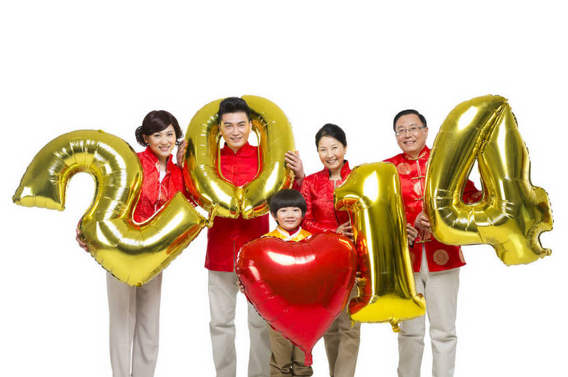 东方人,儿童,中年人,老年人,家庭,父母,祖父母,三代同堂,站,微笑,横图,彩色,室内,白天,留白,抠图,白色背景,正面,民族服装,聚会,时尚,游戏,快乐,幸福,玩具,北京,中国,春节,新年,五个人,触手,节日,庆祝,数字,图片,塑料,许多人,玩,文化,娱乐,祖孙三代,老人,小孩,红色,气球,塑料制品,站着,一群人,庆典,休闲,和谐,温暖,温馨,喜庆,一家人,充气玩具,橡胶,放松,可爱,美女,童年,童趣,益智,摄影,生活方式,活动,纪念,希望,和睦,拉着,发泄,消遣,智力,亲近,亲情,氢气球,合家欢,欢聚一堂,橡胶制品,宣泄,乐观,天真,老年男性,老年女性,男孩,男人,男性,年轻男性,年轻女性,女人,女性,中年男性,亚洲人,中国人,孩子,年轻人,心型,全家福,玩耍,嬉戏,站立,半身,影棚拍摄,礼服,欢乐,氦气球,铝箔气球,铝膜,铝膜气球,铝膜制品,红衣,唐装,融洽,男生,多代同堂,传统节日,bj174