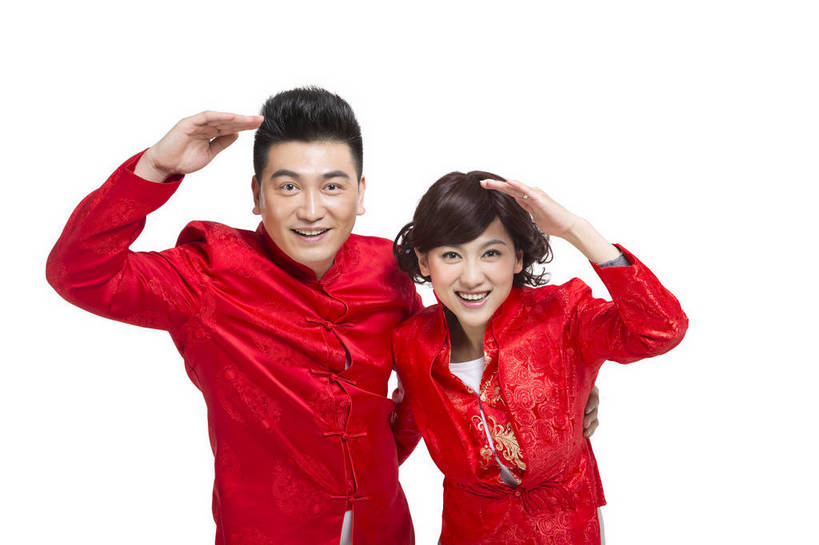 东方人,中年人,两个人,家庭,夫妻,站,笑,横图,彩色,室内,白天,留白,抠图,白色背景,正面,民族服装,时尚,兴奋,幸福,北京,中国,春节,新年,节日,庆祝,图片,文化,庆典,温馨,喜庆,惊喜,放松,美女,遮,遮掩,摄影,生活方式,观看,纪念,勾肩搭背,和睦,掩盖,遮挡,亲情,合家欢,遮盖,掩饰,乐观,男人,男性,年轻男性,年轻女性,女人,女性,中年男性,亚洲人,中国人,年轻人,半身,影棚拍摄,礼服,爱,欢乐,红衣,唐装,传统节日,bj174