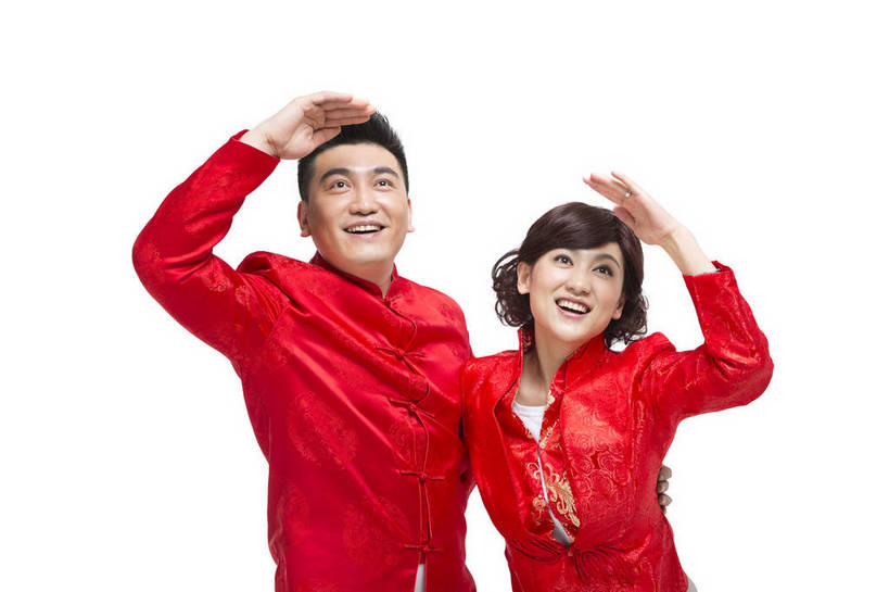 东方人,中年人,两个人,家庭,夫妻,站,笑,横图,彩色,室内,白天,留白,抠图,白色背景,正面,民族服装,时尚,兴奋,幸福,北京,中国,春节,新年,节日,庆祝,图片,文化,庆典,温馨,喜庆,惊喜,放松,美女,遮,遮掩,摄影,生活方式,观看,纪念,勾肩搭背,和睦,掩盖,遮挡,亲情,合家欢,遮盖,掩饰,乐观,男人,男性,年轻男性,年轻女性,女人,女性,中年男性,亚洲人,中国人,年轻人,半身,影棚拍摄,礼服,爱,欢乐,红衣,唐装,传统节日,bj174
