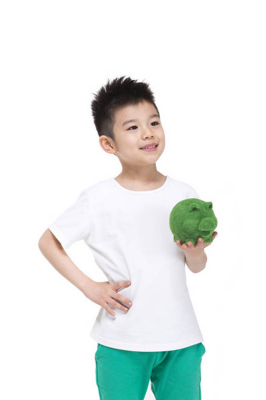 东方人,儿童,站,捧,微笑,竖图,彩色,室内,白天,留白,抠图,白色背景,正面,时尚,快乐,幸福,北京,中国,仅一个人,服装,环保,图片,小猪,小孩,衣服,绿色,白色,模型,站着,健康,储蓄罐,放松,可爱,童年,童趣,储蓄,理财,摄影,服饰,生活方式,成长,希望,好奇,未来,衣着,穿着,宣传,乐观,衣饰,节约,天真,男孩,男人,男性,亚洲人,中国人,孩子,站立,半身,影棚拍摄,愉快,男生,bj174