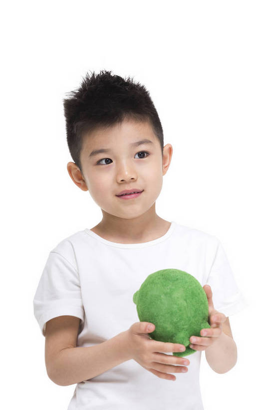 东方人,儿童,站,捧,微笑,竖图,彩色,室内,白天,留白,抠图,白色背景,正面,时尚,快乐,幸福,北京,中国,仅一个人,服装,环保,图片,小猪,小孩,衣服,绿色,白色,模型,站着,健康,储蓄罐,放松,可爱,童年,童趣,储蓄,理财,摄影,服饰,生活方式,成长,希望,好奇,未来,衣着,穿着,宣传,乐观,衣饰,节约,天真,男孩,男人,男性,亚洲人,中国人,孩子,站立,半身,影棚拍摄,愉快,男生,bj174