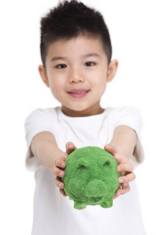 东方人,儿童,站,捧,微笑,竖图,彩色,室内,白天,留白,抠图,白色背景,正面,时尚,快乐,幸福,北京,中国,仅一个人,服装,环保,图片,小猪,小孩,衣服,绿色,白色,模型,站着,健康,储蓄罐,放松,可爱,童年,童趣,储蓄,理财,摄影,服饰,生活方式,成长,希望,好奇,伸出,未来,衣着,穿着,宣传,乐观,衣饰,节约,天真,男孩,男人,男性,亚洲人,中国人,孩子,站立,半身,影棚拍摄,愉快,男生,bj174