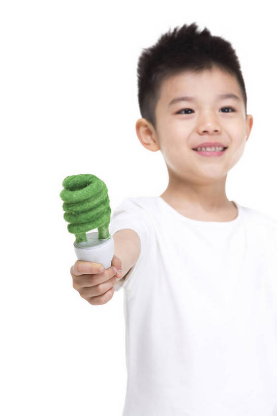 东方人,儿童,站,捧,微笑,竖图,彩色,室内,白天,留白,抠图,白色背景,正面,时尚,快乐,幸福,节能,北京,中国,仅一个人,服装,环保,灯泡,图片,节能灯,小孩,衣服,绿色,白色,站着,健康,放松,可爱,童年,童趣,摄影,服饰,生活方式,成长,希望,好奇,未来,衣着,穿着,宣传,乐观,衣饰,天真,男孩,男人,男性,亚洲人,中国人,孩子,站立,半身,影棚拍摄,愉快,男生,bj174