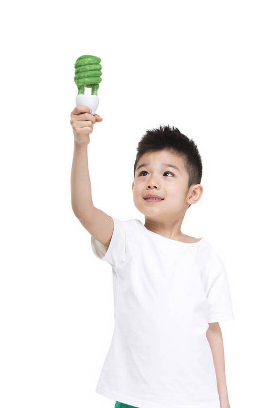 东方人,儿童,站,捧,微笑,竖图,彩色,室内,白天,留白,抠图,白色背景,正面,时尚,快乐,幸福,节能,北京,中国,仅一个人,服装,环保,灯泡,图片,节能灯,小孩,衣服,绿色,白色,站着,健康,放松,可爱,童年,童趣,摄影,服饰,生活方式,成长,希望,好奇,未来,衣着,穿着,宣传,乐观,衣饰,天真,男孩,男人,男性,亚洲人,中国人,孩子,站立,半身,影棚拍摄,愉快,男生,bj174