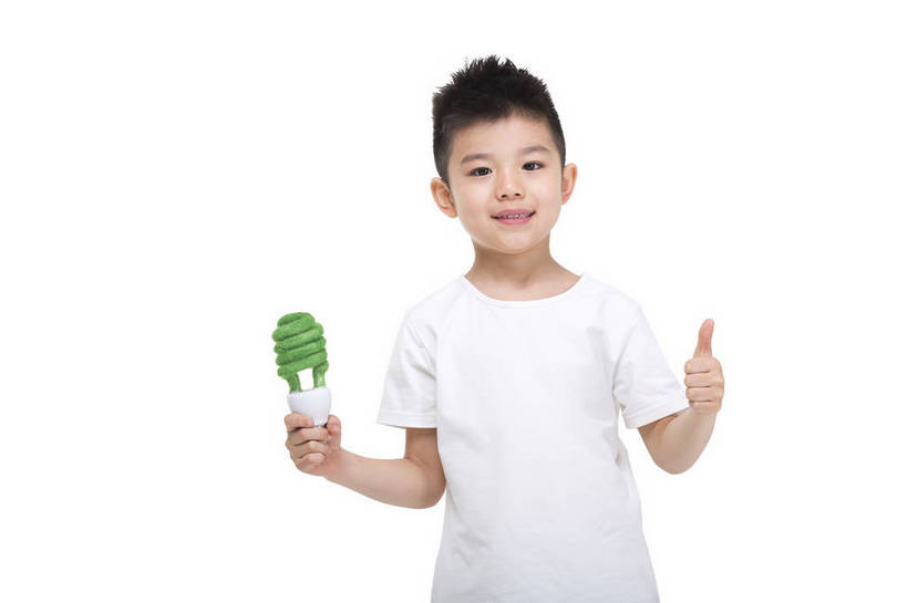 东方人,儿童,站,捧,微笑,横图,彩色,室内,白天,留白,抠图,白色背景,正面,时尚,快乐,幸福,节能,北京,中国,仅一个人,服装,环保,灯泡,图片,节能灯,小孩,衣服,绿色,白色,站着,健康,放松,可爱,童年,童趣,摄影,服饰,生活方式,成长,希望,好奇,未来,衣着,穿着,宣传,乐观,衣饰,天真,男孩,男人,男性,亚洲人,中国人,孩子,站立,半身,影棚拍摄,愉快,男生,bj174