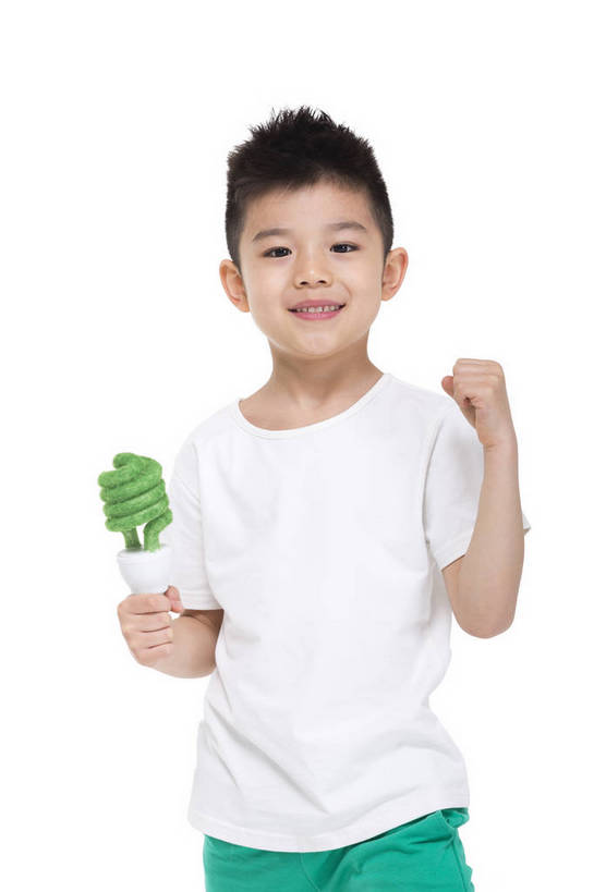 东方人,儿童,站,捧,微笑,竖图,彩色,室内,白天,留白,抠图,白色背景,正面,时尚,快乐,幸福,节能,北京,中国,仅一个人,服装,环保,灯泡,图片,节能灯,小孩,衣服,绿色,白色,站着,健康,放松,可爱,童年,童趣,摄影,服饰,生活方式,成长,希望,好奇,未来,衣着,穿着,宣传,乐观,衣饰,天真,男孩,男人,男性,亚洲人,中国人,孩子,站立,半身,影棚拍摄,愉快,男生,bj174