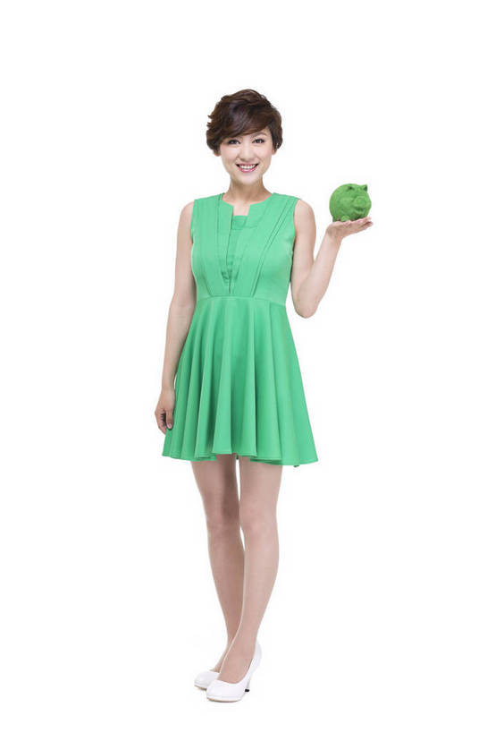 东方人,中年人,一个人,站,微笑,竖图,彩色,室内,白天,留白,抠图,白色背景,正面,裙子,时尚,幸福,北京,中国,仅一个年轻女性,环保,图片,小猪,绿色,模型,健康,展示,储蓄罐,放松,美女,储蓄,理财,摄影,生活方式,宣传,端庄,乐观,节约,年轻女性,女人,女性,亚洲人,中国人,年轻人,全身,影棚拍摄,欢乐,愉快,bj174