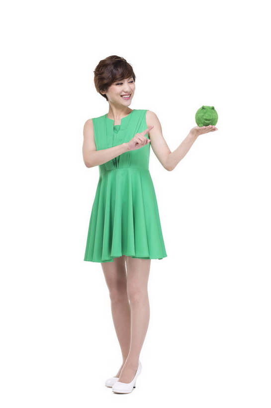 东方人,中年人,一个人,站,微笑,竖图,彩色,室内,白天,留白,抠图,白色背景,正面,裙子,时尚,幸福,北京,中国,仅一个年轻女性,环保,图片,小猪,绿色,模型,健康,展示,储蓄罐,放松,美女,储蓄,理财,摄影,生活方式,宣传,端庄,乐观,节约,年轻女性,女人,女性,亚洲人,中国人,年轻人,全身,影棚拍摄,欢乐,愉快,bj174