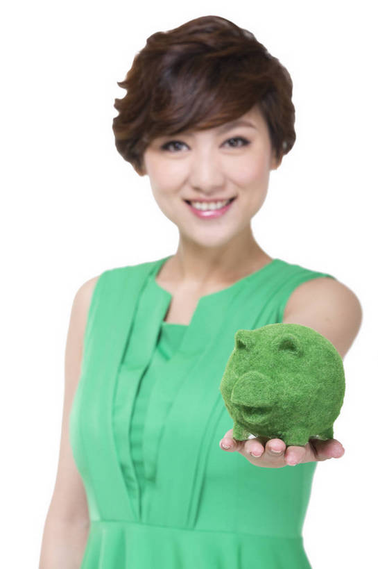 东方人,中年人,一个人,站,微笑,竖图,彩色,室内,白天,留白,抠图,白色背景,正面,裙子,时尚,幸福,北京,中国,仅一个年轻女性,环保,图片,小猪,绿色,模型,健康,展示,储蓄罐,放松,美女,储蓄,理财,摄影,生活方式,宣传,端庄,乐观,节约,年轻女性,女人,女性,亚洲人,中国人,年轻人,半身,影棚拍摄,欢乐,愉快,bj174