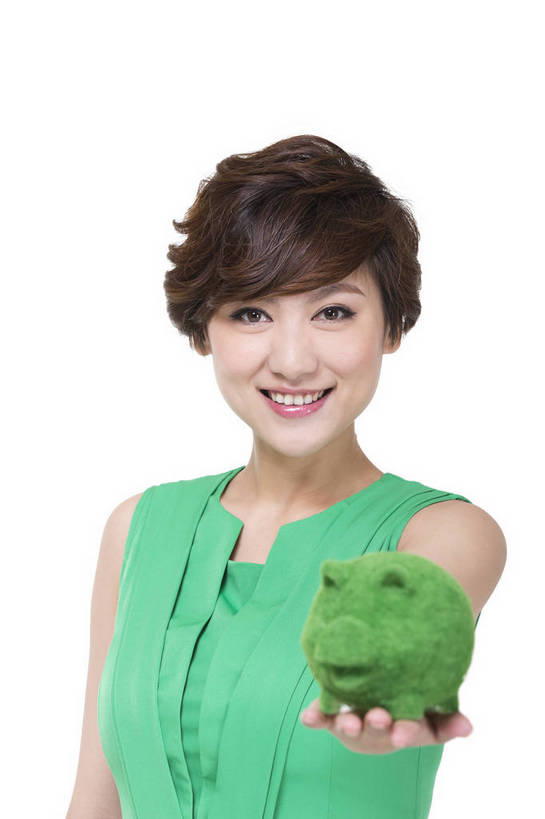 东方人,中年人,一个人,站,微笑,竖图,彩色,室内,白天,留白,抠图,白色背景,正面,裙子,时尚,幸福,北京,中国,仅一个年轻女性,环保,图片,小猪,绿色,模型,健康,展示,储蓄罐,放松,美女,储蓄,理财,摄影,生活方式,宣传,端庄,乐观,节约,年轻女性,女人,女性,亚洲人,中国人,年轻人,半身,影棚拍摄,欢乐,愉快,bj174