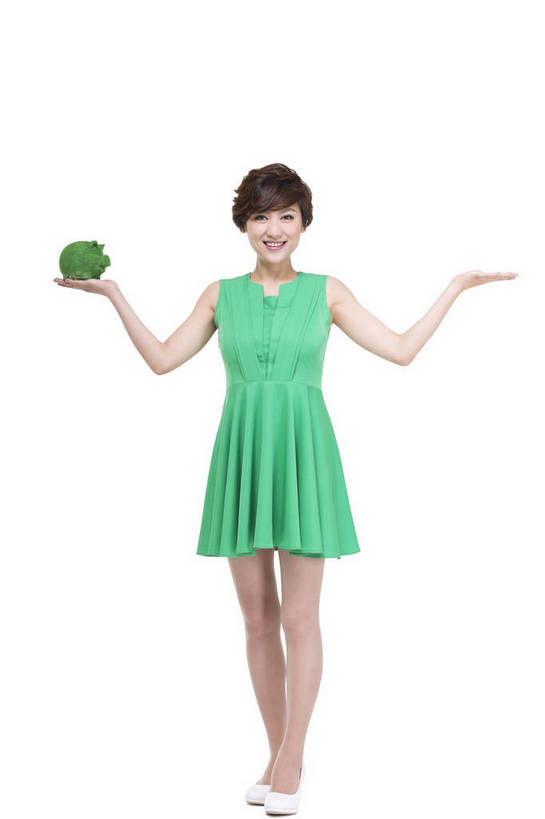 东方人,中年人,一个人,站,微笑,竖图,彩色,室内,白天,留白,抠图,白色背景,正面,裙子,时尚,幸福,北京,中国,仅一个年轻女性,环保,图片,小猪,绿色,模型,健康,展示,储蓄罐,放松,美女,储蓄,理财,摄影,生活方式,宣传,端庄,乐观,节约,年轻女性,女人,女性,亚洲人,中国人,年轻人,半身,影棚拍摄,欢乐,愉快,bj174