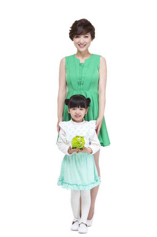 东方人,儿童,中年人,一个人,站,微笑,竖图,彩色,室内,白天,留白,抠图,白色背景,正面,裙子,时尚,快乐,幸福,北京,中国,仅一个年轻女性,环保,图片,小猪,小孩,绿色,模型,站着,健康,展示,储蓄罐,放松,可爱,美女,童年,童趣,储蓄,理财,摄影,生活方式,希望,宣传,端庄,乐观,节约,天真,男孩,男人,男性,年轻女性,女人,女性,亚洲人,中国人,孩子,年轻人,站立,全身,影棚拍摄,欢乐,愉快,男生,bj174