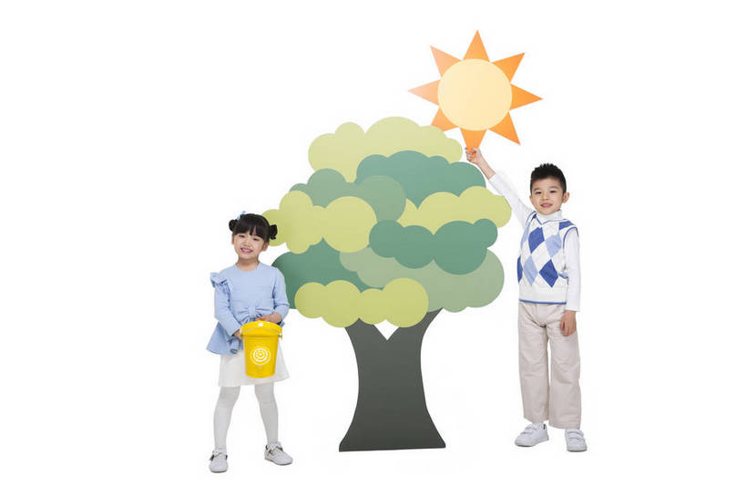 东方人,儿童,两个人,家庭,伙伴,站,微笑,横图,彩色,室内,白天,留白,抠图,白色背景,正面,时尚,快乐,幸福,太阳,植物,北京,中国,种植,环保,图片,兄妹,树,树木,小孩,绿色,自然,站着,健康,温馨,休闲服,卡通,放松,可爱,童年,童趣,摄影,生长,生活方式,成长,道具,希望,好奇,未来,同伴,亲情,锹,宣传,乐观,天真,友情,男孩,男人,男性,女孩,女人,女性,亚洲人,中国人,孩子,站立,全身,影棚拍摄,愉快,男生,植树,bj174