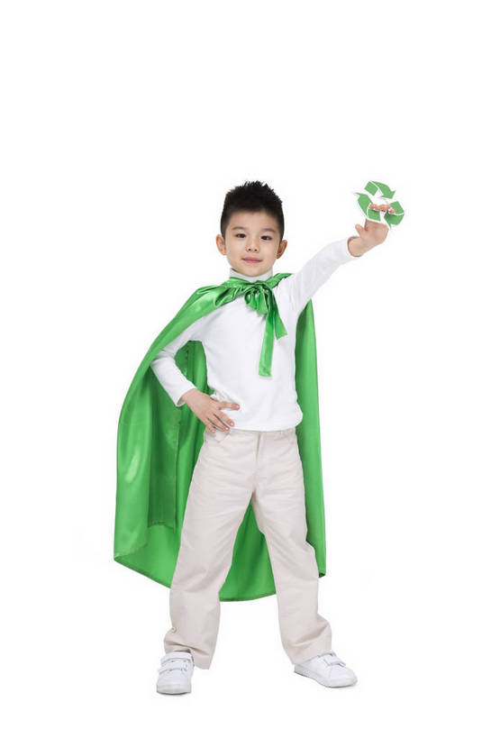 东方人,儿童,站,抱,微笑,竖图,彩色,室内,白天,留白,抠图,白色背景,正面,时尚,快乐,幸福,指示牌,北京,中国,仅一个人,环保,标志,符号,图案,图片,文字,标识,外套,肩膀,小孩,绿色,站着,卫士,健康,休闲服,披风,展示,放松,可爱,童年,童趣,自信,摄影,生活方式,能源,成长,抱着,希望,好奇,回收,资源,搂着,未来,宣传,斗篷,利用,低碳,循环,乐观,持续,天真,男孩,男人,男性,亚洲人,中国人,孩子,外衣,搂,站立,全身,影棚拍摄,愉快,男生,莲蓬衣,bj174