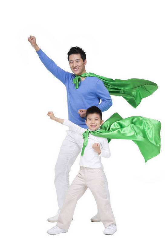 东方人,儿童,中年人,两个人,家庭,站,微笑,竖图,彩色,室内,白天,留白,抠图,白色背景,侧面,时尚,快乐,幸福,北京,中国,环保,图片,鼓励,外套,小孩,绿色,握拳,站着,卫士,健康,温馨,父子,休闲服,披风,放松,可爱,童年,童趣,自信,摄影,生活方式,成长,希望,好奇,未来,亲情,宣传,斗篷,乐观,天真,男孩,男人,男性,年轻男性,亚洲人,中国人,孩子,年轻人,外衣,站立,全身,影棚拍摄,爱,愉快,男生,莲蓬衣,bj174