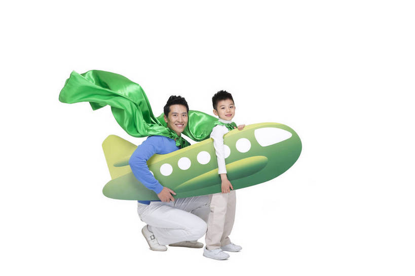 东方人,儿童,中年人,两个人,家庭,站,微笑,横图,彩色,室内,白天,留白,抠图,白色背景,侧面,时尚,快乐,幸福,飞机,北京,中国,环保,图片,外套,小孩,绿色,模型,站着,卫士,健康,温馨,父子,休闲服,披风,卡通,放松,可爱,童年,童趣,自信,摄影,生活方式,成长,道具,希望,好奇,未来,亲情,宣传,斗篷,乐观,天真,男孩,男人,男性,年轻男性,亚洲人,中国人,孩子,年轻人,外衣,站立,全身,影棚拍摄,爱,愉快,男生,莲蓬衣,bj174