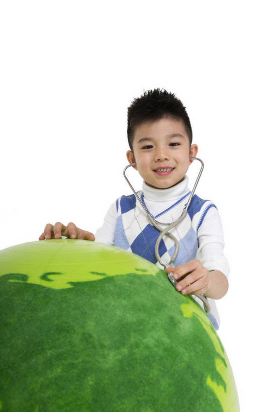 东方人,儿童,站,跪,微笑,竖图,彩色,室内,白天,留白,抠图,白色背景,正面,时尚,快乐,幸福,北京,中国,仅一个人,环保,图片,地球,小孩,绿色,模型,听诊器,站着,健康,休闲服,卡通,放松,可爱,童年,童趣,摄影,生活方式,成长,道具,希望,好奇,未来,诊疗,宣传,乐观,天真,男孩,男人,男性,亚洲人,中国人,孩子,站立,半身,影棚拍摄,愉快,男生,bj174