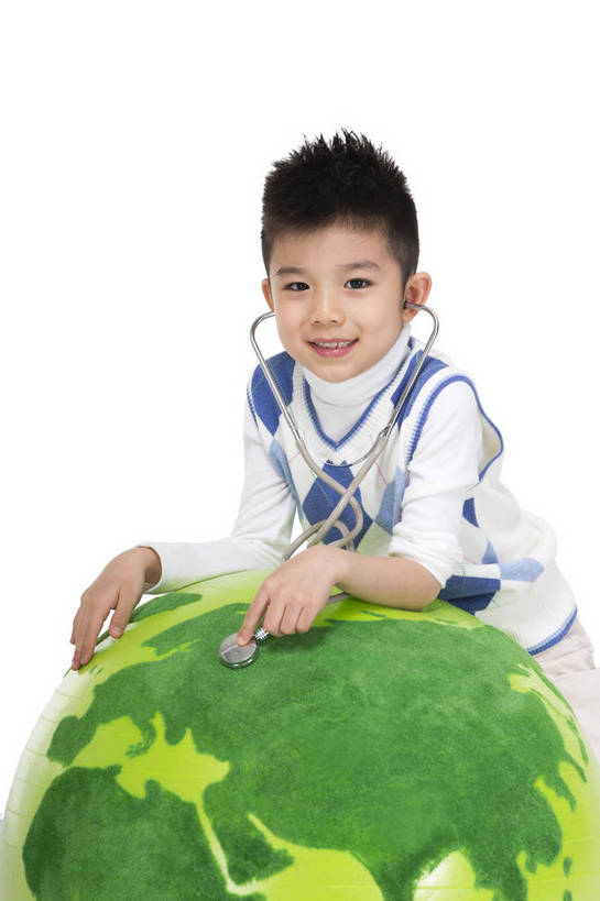 东方人,儿童,站,跪,微笑,竖图,彩色,室内,白天,留白,抠图,白色背景,侧面,时尚,快乐,幸福,北京,中国,仅一个人,环保,图片,地球,小孩,绿色,模型,听诊器,站着,健康,休闲服,卡通,放松,可爱,童年,童趣,摄影,生活方式,成长,道具,希望,好奇,未来,诊疗,宣传,乐观,天真,男孩,男人,男性,亚洲人,中国人,孩子,站立,半身,影棚拍摄,愉快,男生,bj174