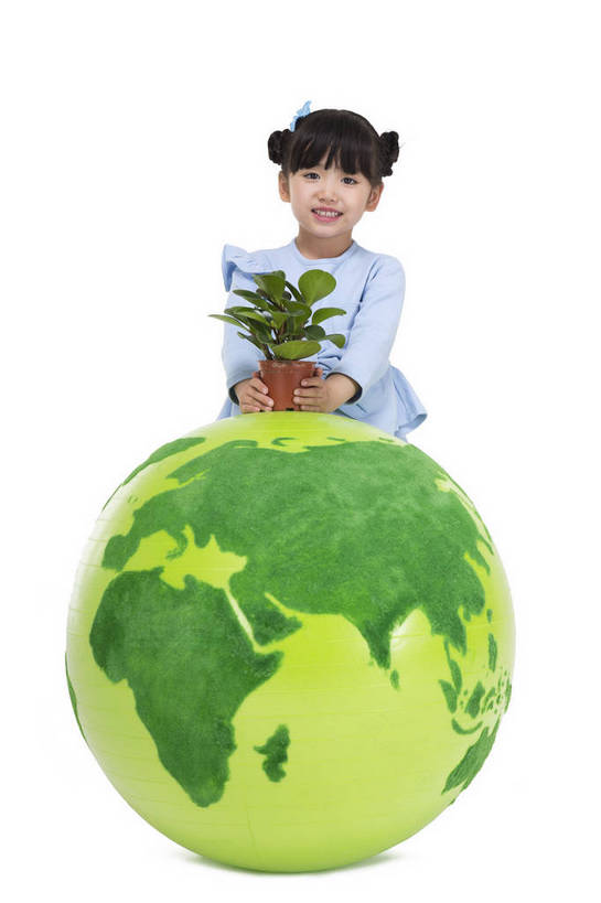 东方人,儿童,一个人,站,跪,微笑,竖图,彩色,室内,白天,留白,抠图,白色背景,正面,时尚,快乐,幸福,植物,花盆,北京,中国,环保,图片,地球,盆景,小孩,绿色,模型,站着,健康,休闲服,卡通,放松,可爱,童年,童趣,摄影,生活方式,成长,道具,希望,好奇,未来,宣传,乐观,天真,男孩,男人,男性,女孩,女人,女性,亚洲人,中国人,孩子,站立,全身,影棚拍摄,愉快,男生,女生,bj174