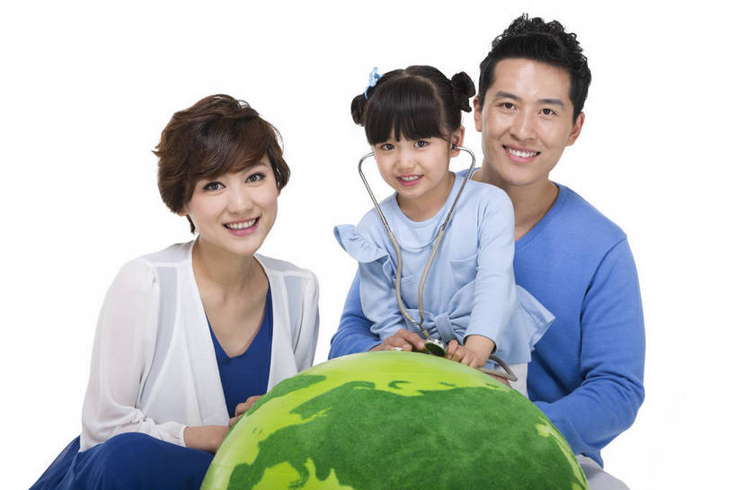 女,东方人,儿童,中年人,三个人,家庭,父母,站,蹲,微笑,横图,彩色,室内,白天,留白,抠图,白色背景,正面,时尚,快乐,幸福,北京,中国,环保,图片,地球,小孩,绿色,模型,听诊器,站着,健康,温暖,温馨,三口之家,一家人,休闲服,卡通,放松,可爱,美女,童年,童趣,摄影,生活方式,成长,道具,希望,好奇,和睦,未来,亲情,诊疗,宣传,合家欢,团圆,乐观,天真,男孩,男人,男性,年轻男性,年轻女性,女孩,女人,女性,亚洲人,中国人,孩子,年轻人,站立,半身,影棚拍摄,爱,愉快,融洽,男生,bj174