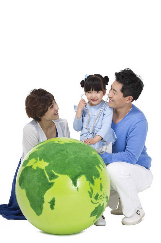 女,东方人,儿童,中年人,三个人,家庭,父母,站,蹲,微笑,竖图,彩色,室内,白天,留白,抠图,白色背景,正面,侧面,时尚,快乐,幸福,北京,中国,环保,图片,地球,小孩,绿色,模型,听诊器,站着,健康,温暖,温馨,三口之家,一家人,休闲服,卡通,放松,可爱,美女,童年,童趣,摄影,生活方式,成长,道具,希望,好奇,和睦,未来,亲情,诊疗,宣传,合家欢,团圆,乐观,天真,男孩,男人,男性,年轻男性,年轻女性,女孩,女人,女性,亚洲人,中国人,孩子,年轻人,站立,全身,影棚拍摄,爱,愉快,融洽,男生,bj174