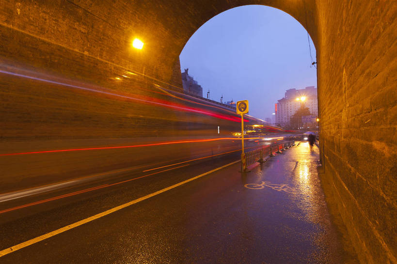 无人,横图,彩色,室外,旅游,度假,名胜古迹,标志建筑,城市,道路,地标,建筑,夜景,西安,中国,遗迹,图片,墙,门洞,建筑群,交通,古典,古迹,文物,娱乐,城门,建设,城墙,古建筑,墙壁,墙面,享受,休闲,旅游胜地,放松,摄影,城楼,坚硬,文明,中国文化,防御,古文明,陕西,门楼,灯火辉煌,坚固,旅行,bj174