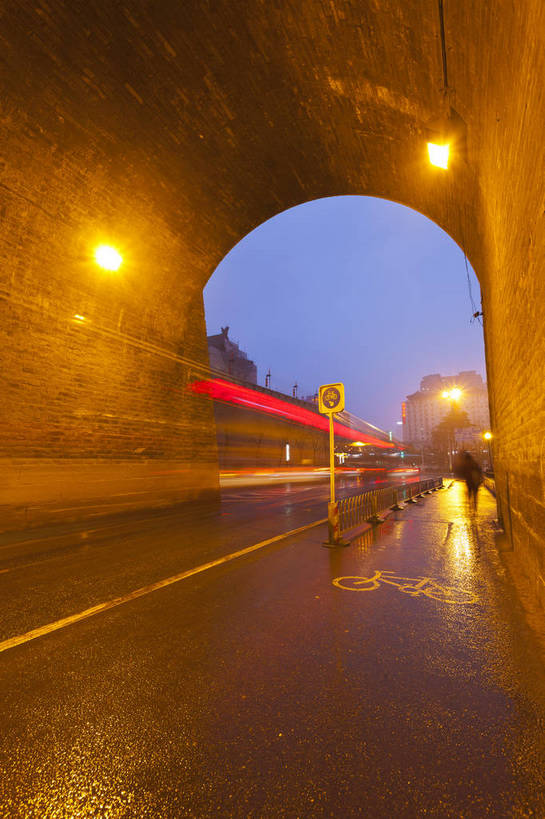 无人,竖图,彩色,室外,旅游,度假,名胜古迹,标志建筑,城市,道路,地标,建筑,夜景,西安,中国,遗迹,图片,墙,门洞,建筑群,交通,古典,古迹,文物,娱乐,城门,建设,城墙,古建筑,墙壁,墙面,享受,休闲,旅游胜地,放松,摄影,城楼,坚硬,文明,中国文化,防御,古文明,陕西,门楼,灯火辉煌,坚固,旅行,bj174