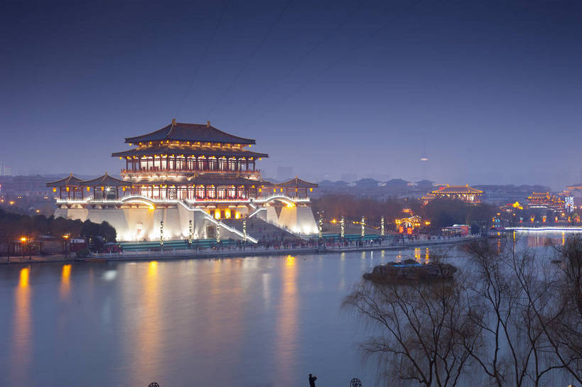 无人,公园,宫殿,横图,彩色,室外,旅游,度假,湖,名胜古迹,标志建筑,地标,建筑,夜景,西安,中国,遗迹,图片,建筑群,古典,古迹,文物,娱乐,建设,古建筑,享受,休闲,旅游胜地,放松,摄影,园林,文明,中国文化,古文明,陕西,灯火辉煌,旅行,大唐芙蓉园,bj174